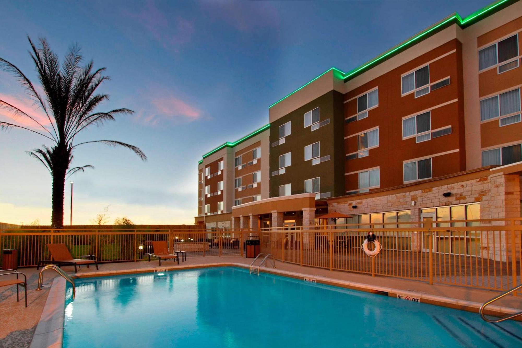 Courtyard By Marriott Victoria Hotel Exterior photo